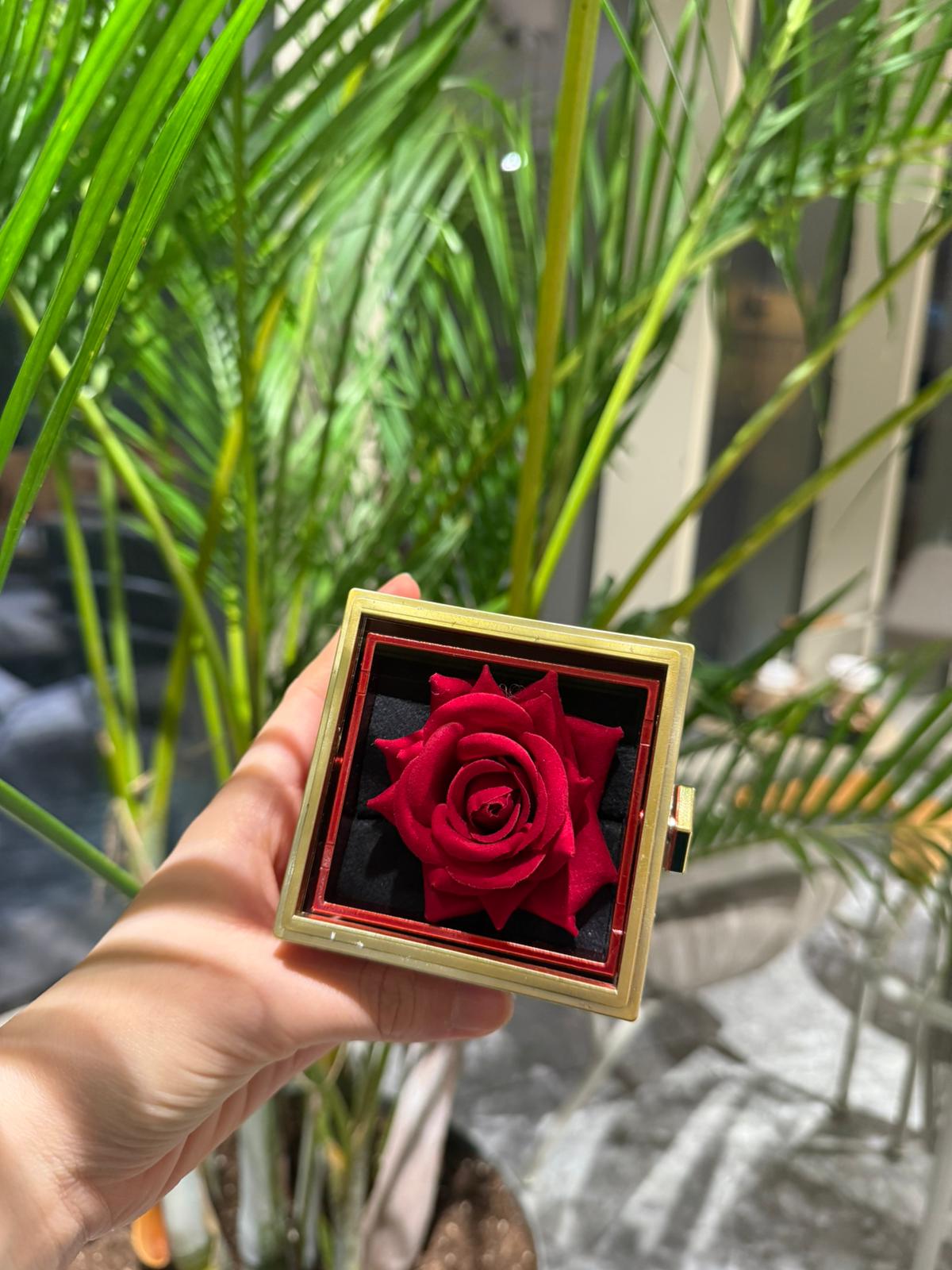 Güllü Kutuda Bileklik