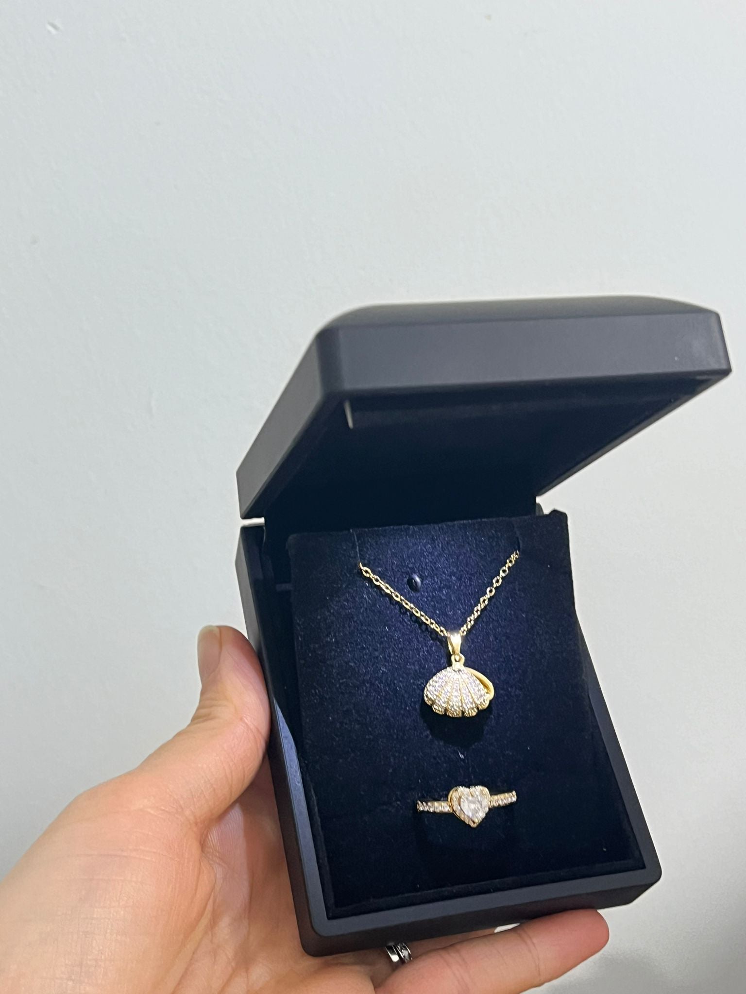 Işıklı kutuda altın kaplama inci kolye + ciddi ilişki yüzüğü