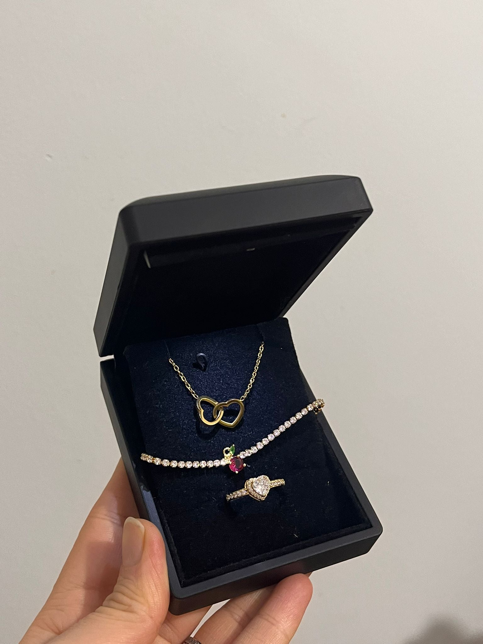 Işıklı kutuda altın kaplama çift kalp kolye + ciddi ilişki yüzüğü