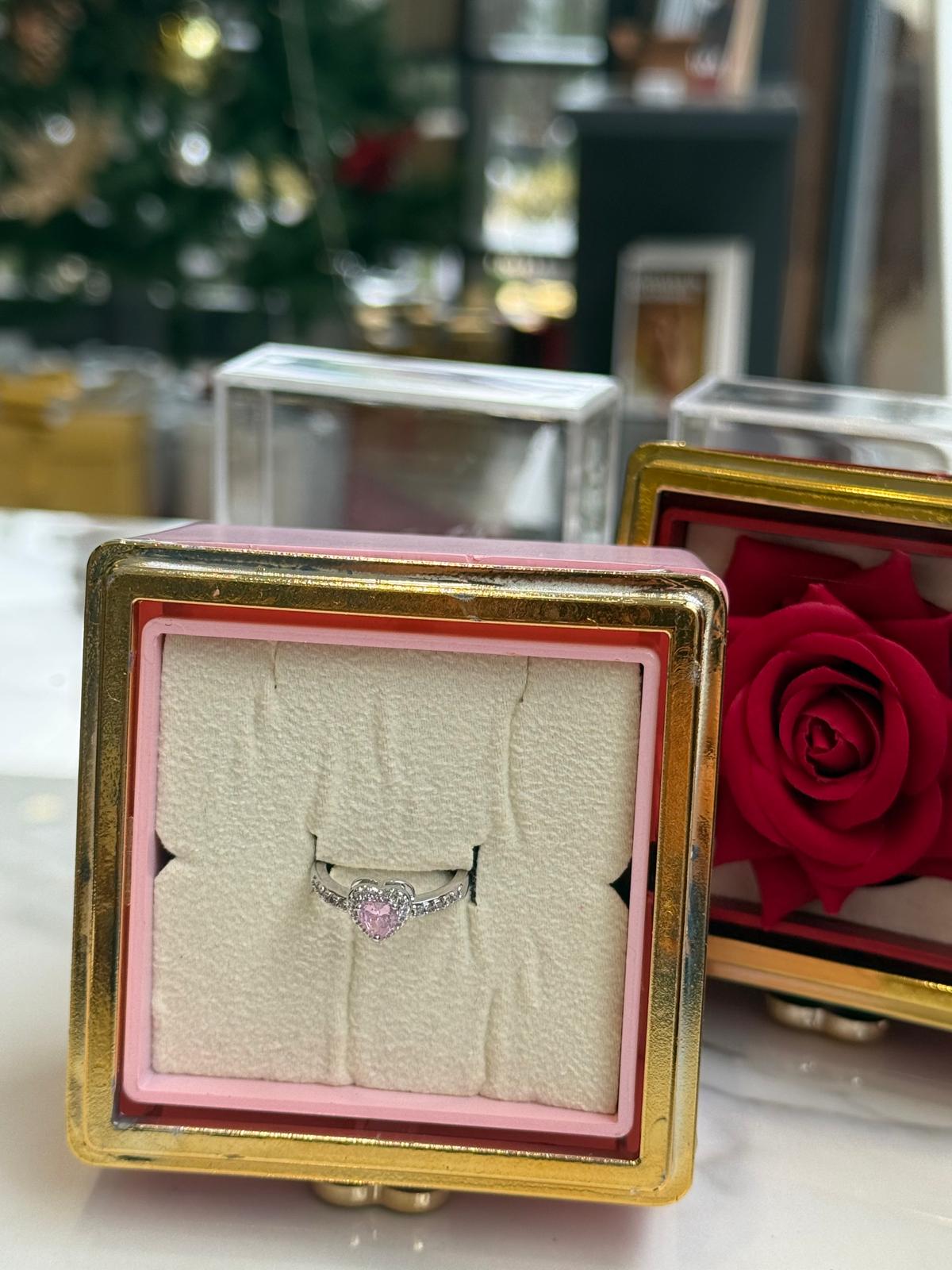 GÜL DETAYLI KUTUDA CİDDİ İLİŞKİ YÜZÜĞÜ